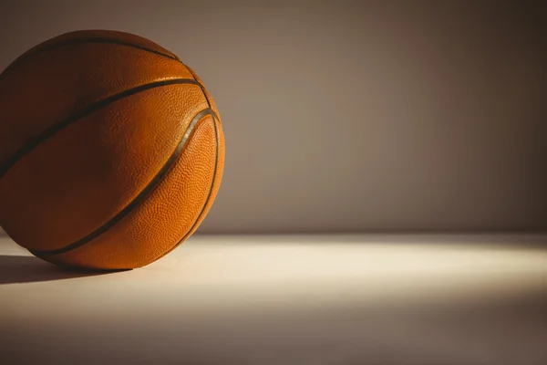 Баскетбол на белом — стоковое фото