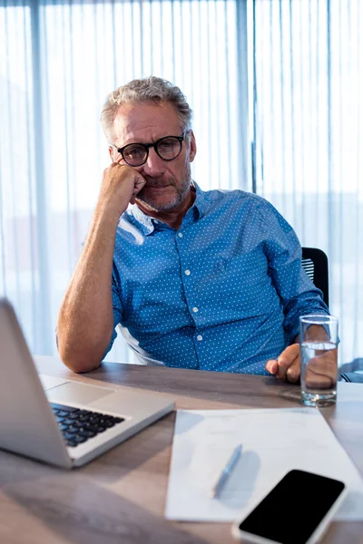 Koncentrerad affärsman i office — Stockfoto