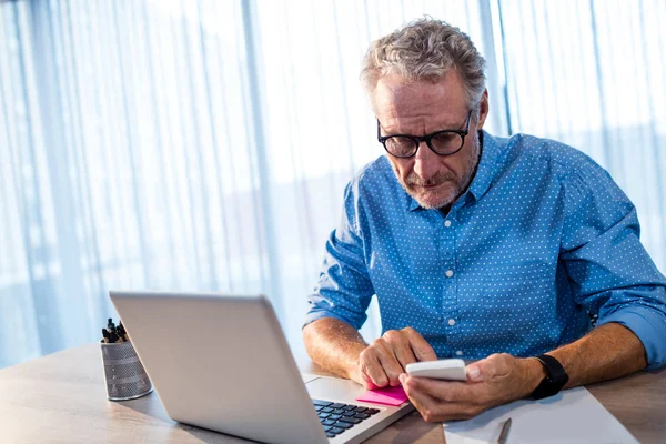 Zakenman met een smartphone — Stockfoto