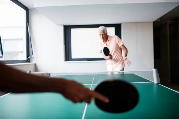 Senior giocare a ping pong — Foto Stock