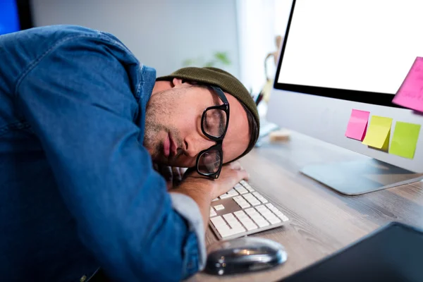 Hipster affärsman sover vid skrivbord — Stockfoto