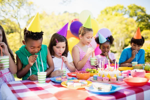 Crianças durante a festa de aniversário — Fotografia de Stock