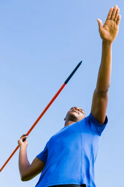 Atleta prestes a lançar um dardo — Fotografia de Stock