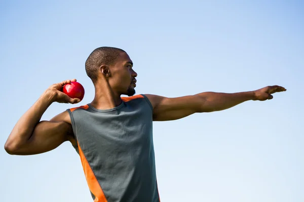 Leichtathletin vor dem Kugelstoßen — Stockfoto