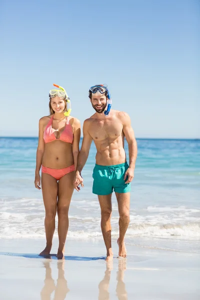 Paar hält Händchen am Strand — Stockfoto