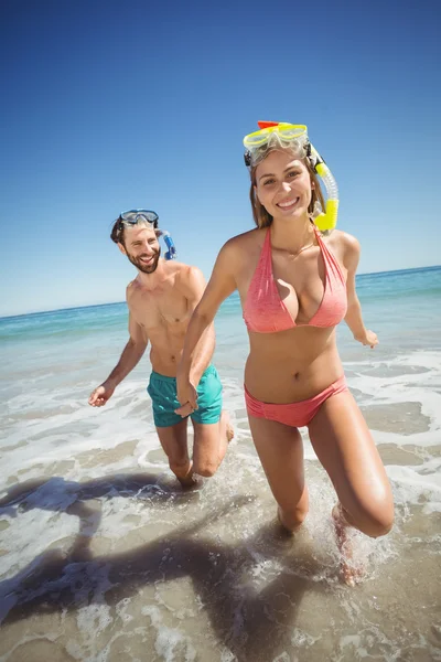 Paar läuft im Wasser — Stockfoto