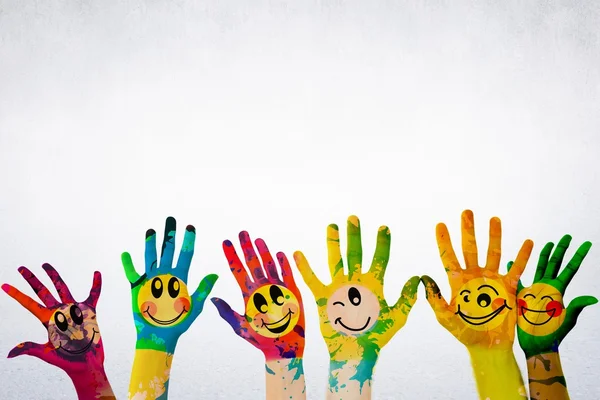 Zusammengesetztes Bild von Kinderhänden mit Farbe — Stockfoto