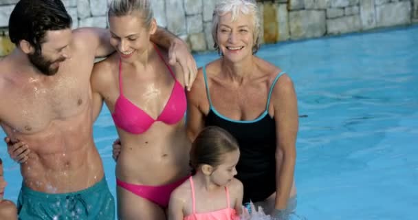 Família sorrindo para a câmera — Vídeo de Stock