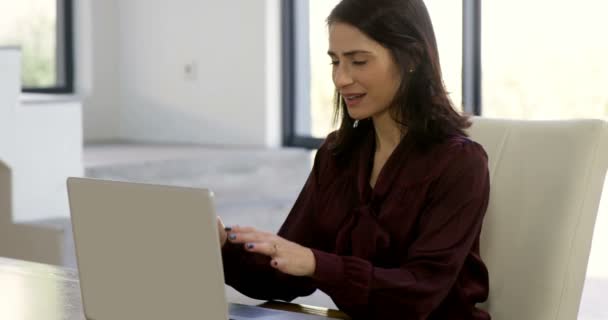 Mujer agotada usando laptop — Vídeo de stock