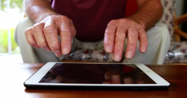 在退休的家中使用 tablet pc 的手 — 图库视频影像