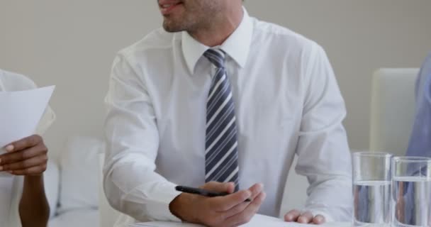 Empresarios hablando juntos alrededor de una mesa — Vídeo de stock