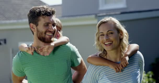 Familia feliz posando juntos — Vídeos de Stock