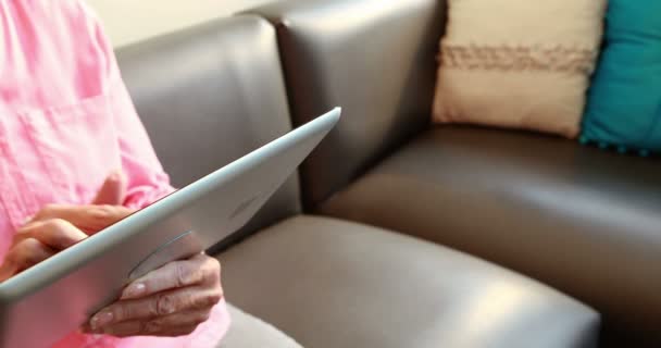 Mulher aposentada jogando com computador tablet — Vídeo de Stock