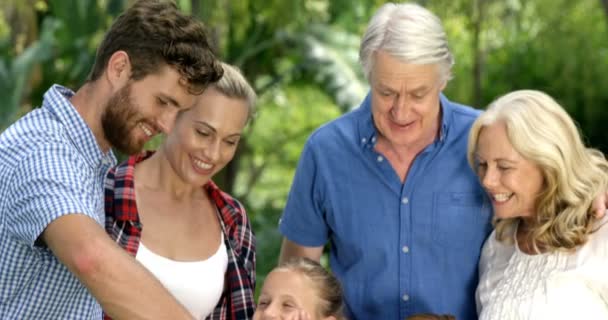 Šťastná rodina dělá grilování dohromady — Stock video