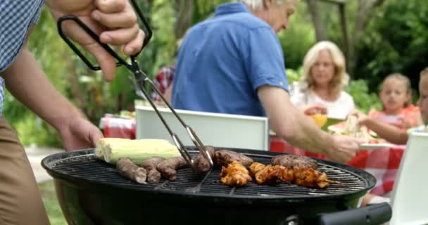 Famille faisant barbecue ensemble — Video