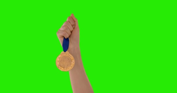 手拿着一枚奖章 — 图库视频影像