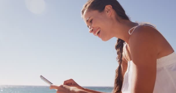 Kvinnan skrattar framför sin smartphone — Stockvideo