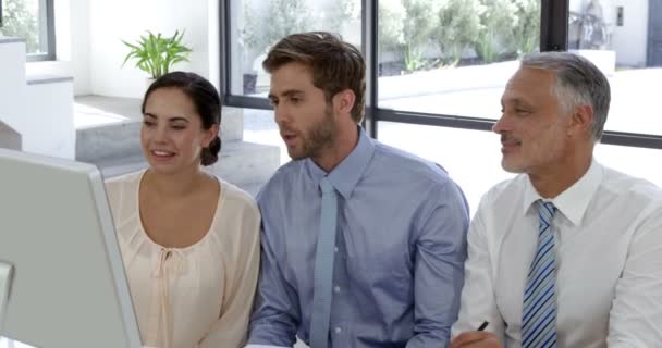 Mensen uit het bedrijfsleven hebben een videoconferentie — Stockvideo