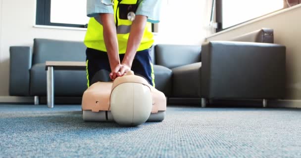 Femme exerçant ses premiers soins sur un modèle — Video