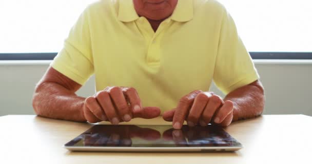 Senior man met tablet computer — Stockvideo