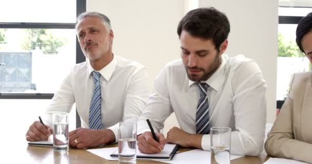 Business man asking a question during a meeting — Stock Video