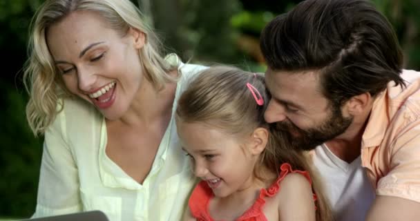 Famiglia sono alla ricerca di un computer portatile e sorridente — Video Stock