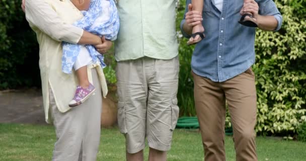 Familia, disfrutando en el jardín — Vídeos de Stock