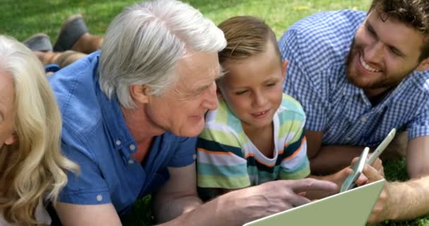 Familia feliz usando tecnología — Vídeo de stock