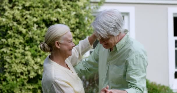 Schönes älteres Paar tanzt — Stockvideo