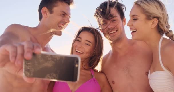 Amici prendendo un selfie insieme — Video Stock