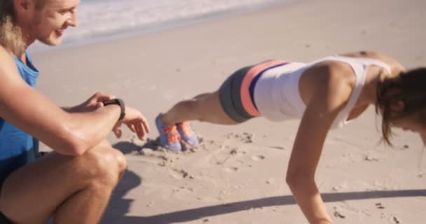 Mujer está haciendo empujar hacia arriba con su entrenador — Vídeos de Stock