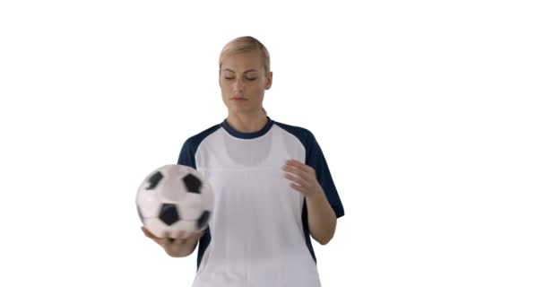 Mulher malabarismo uma bola de futebol — Vídeo de Stock