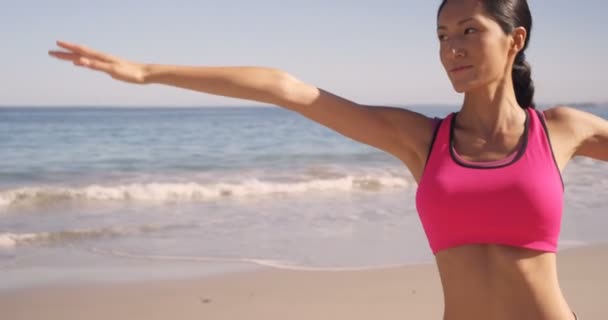 Здорова жінка робить йогу — стокове відео