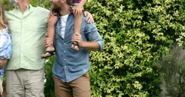 Familia disfrutando y sonriendo — Vídeos de Stock