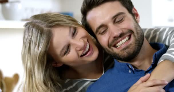 Casal feliz se divertindo juntos — Vídeo de Stock