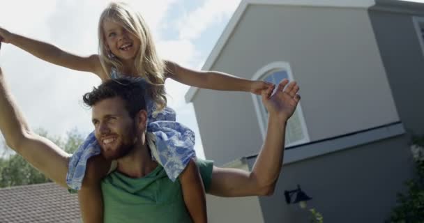 Vater hat Spaß mit seiner Tochter — Stockvideo