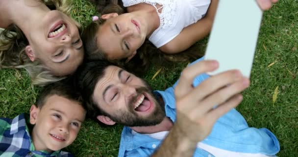 Familia tomando una selfie en el jardín — Vídeo de stock