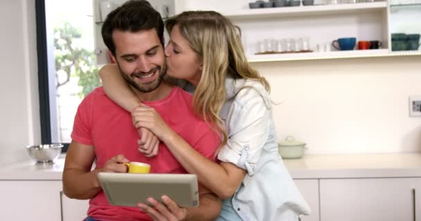 Casal feliz usando a tecnologia — Vídeo de Stock