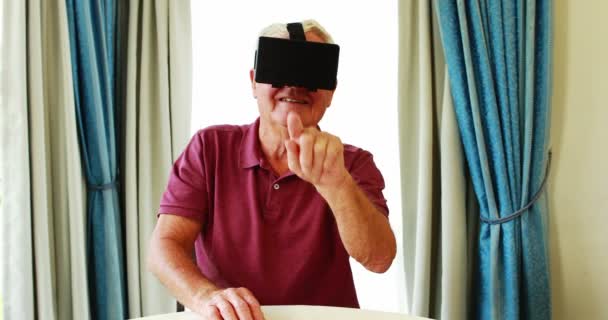 Retired man wearing virtual glasses — Stock Video