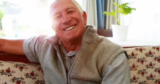 Porträtt av senior ler mot kameran — Stockvideo