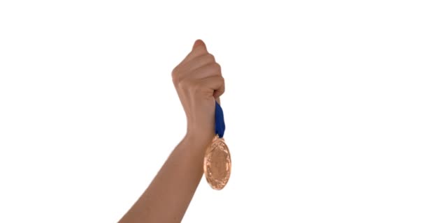 Las manos lanzando una medalla — Vídeo de stock