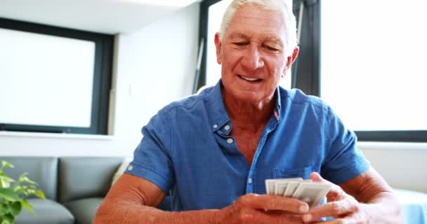 Hombre retirado jugando con cartas — Vídeo de stock