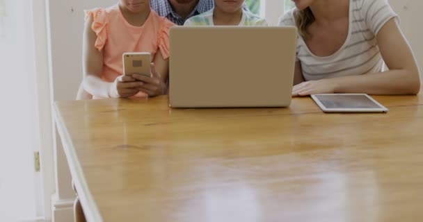 Famille heureuse utilisant la technologie — Video