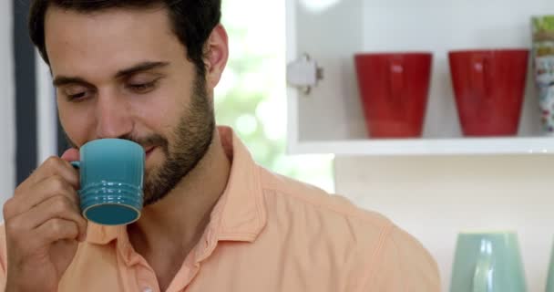 El hombre está bebiendo su café — Vídeo de stock