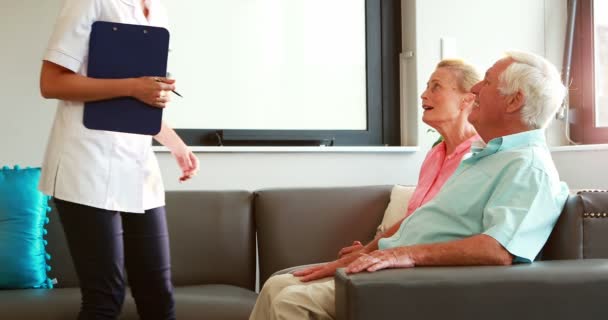 Enfermera visitando a sus pacientes — Vídeos de Stock