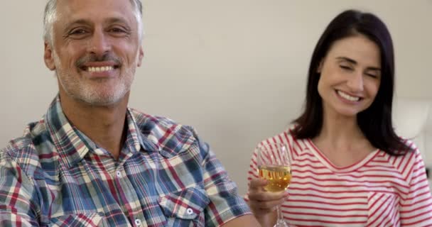 Pareja posando para la cámara — Vídeos de Stock