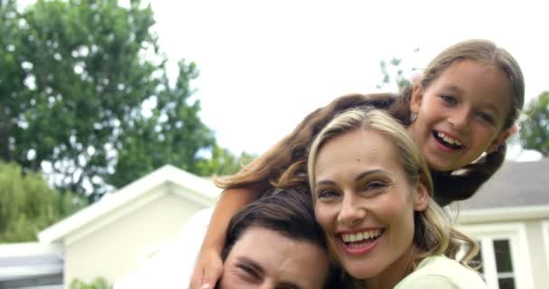 Glückliche Familie posiert zusammen — Stockvideo