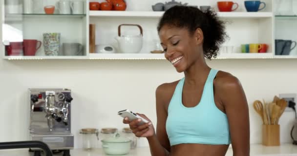 Mulher sorrindo e usando smartphone — Vídeo de Stock