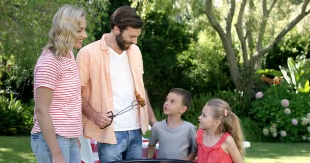 Familie bereidt een barbecue in de tuin — Stockvideo