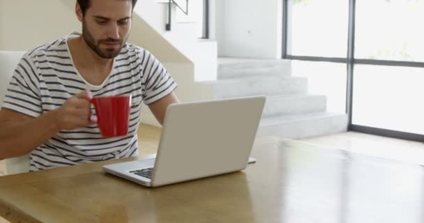 Homem usando tecnologia — Vídeo de Stock